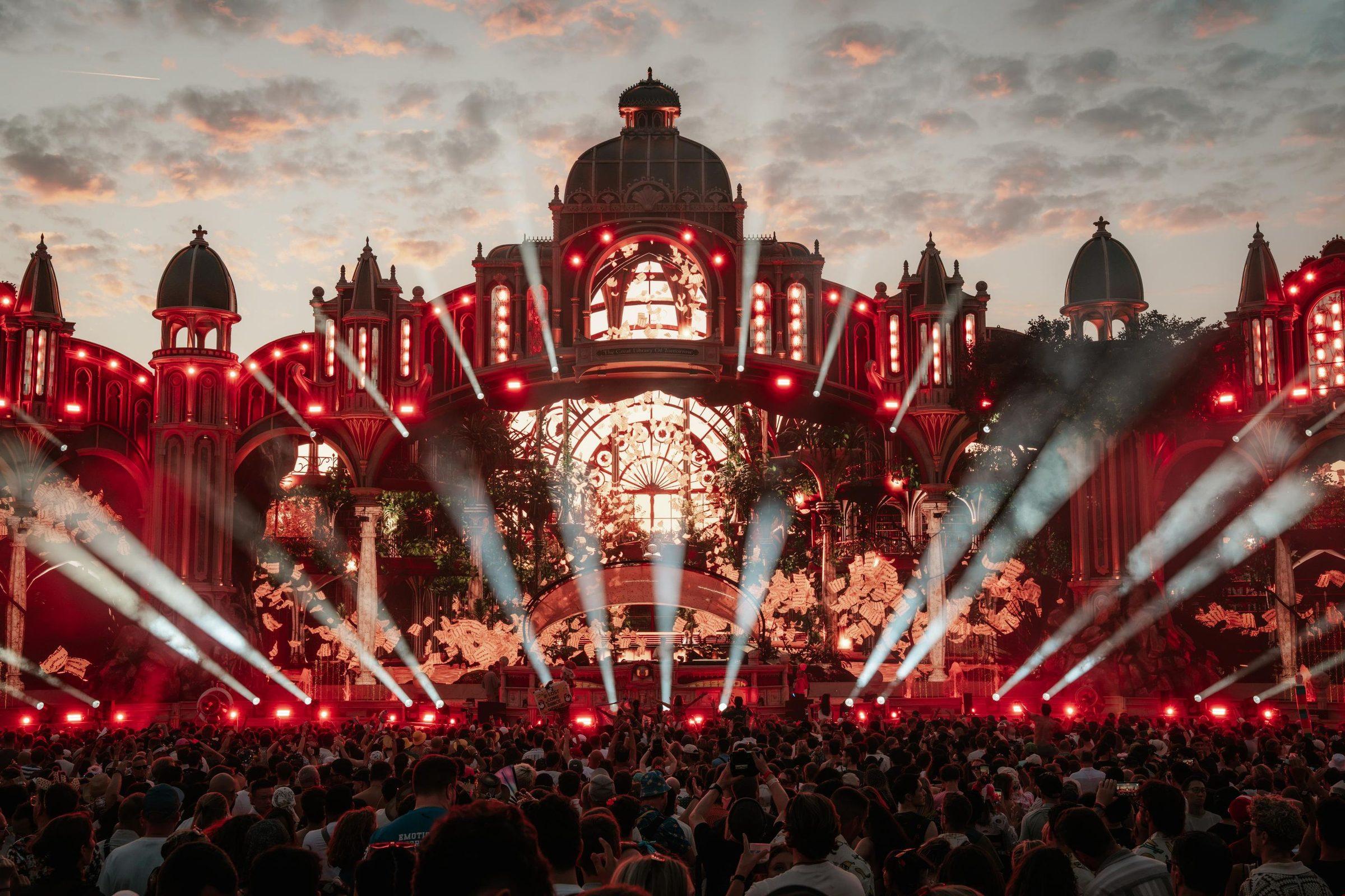 Freedom Stage iluminado en rojo, Tomorrowland 2026