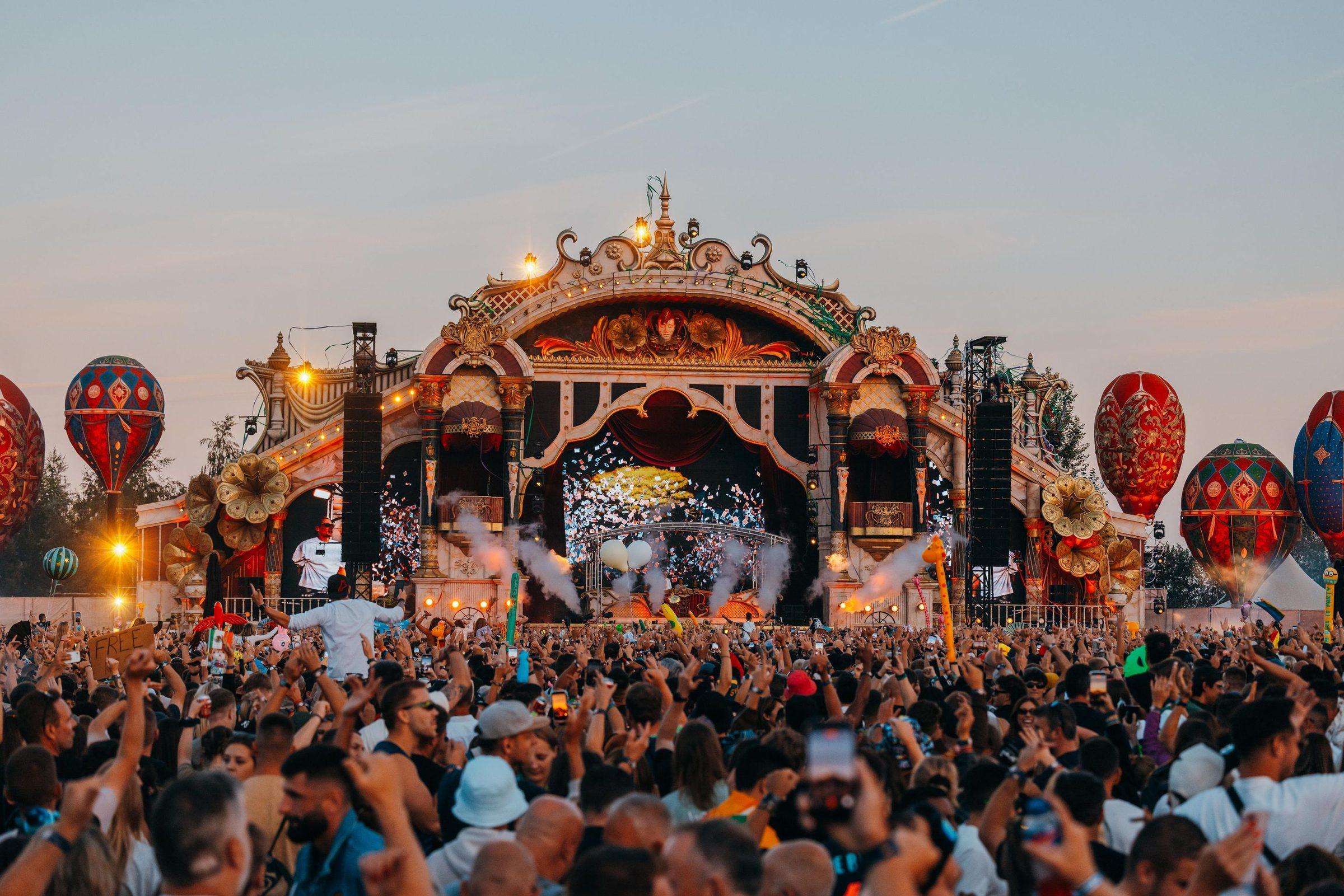 Escenario con globos aerostáticos al atardecer, Tomorrowland 2026