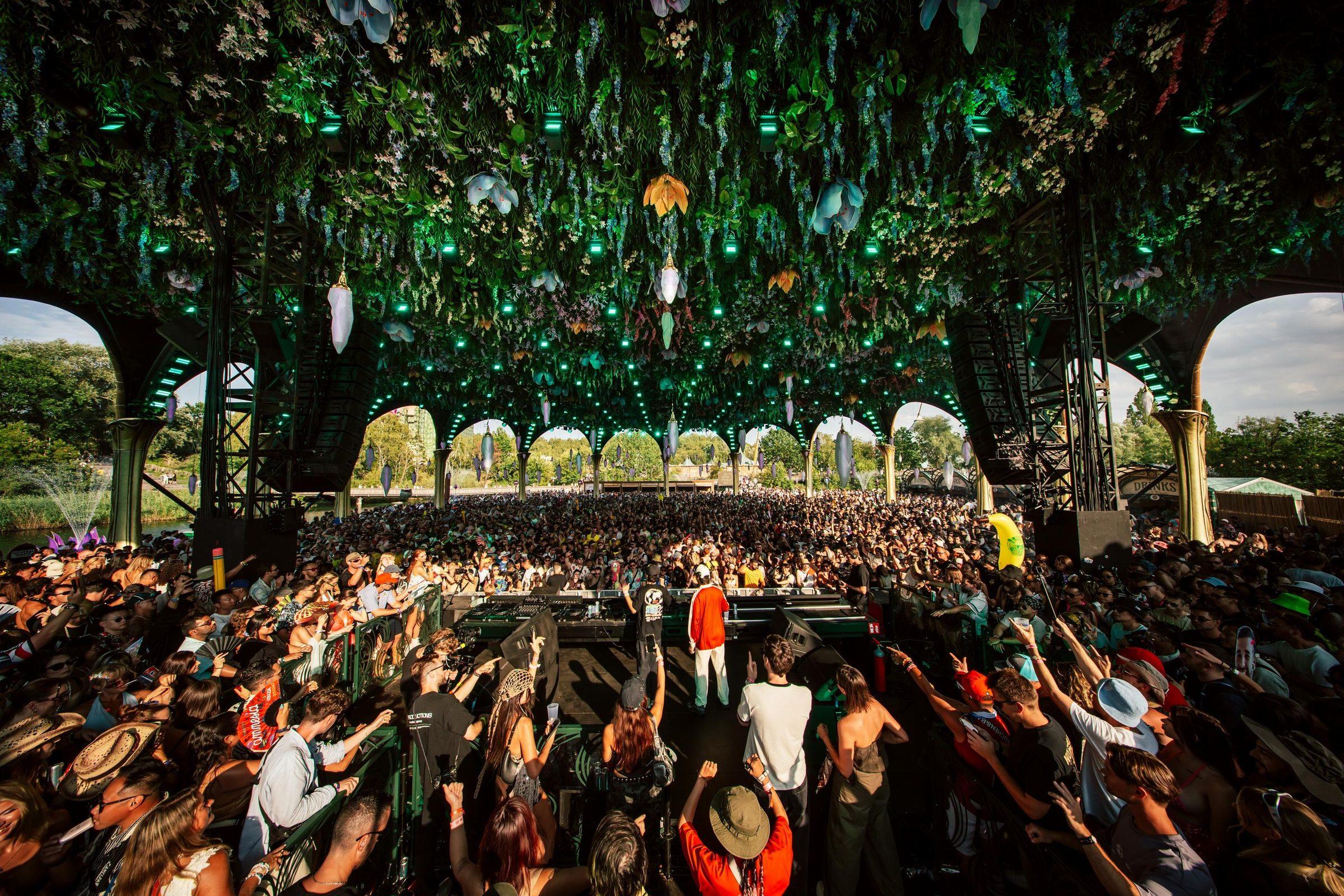 Escenario cubierto de vegetación con el público, Tomorrowland 2026