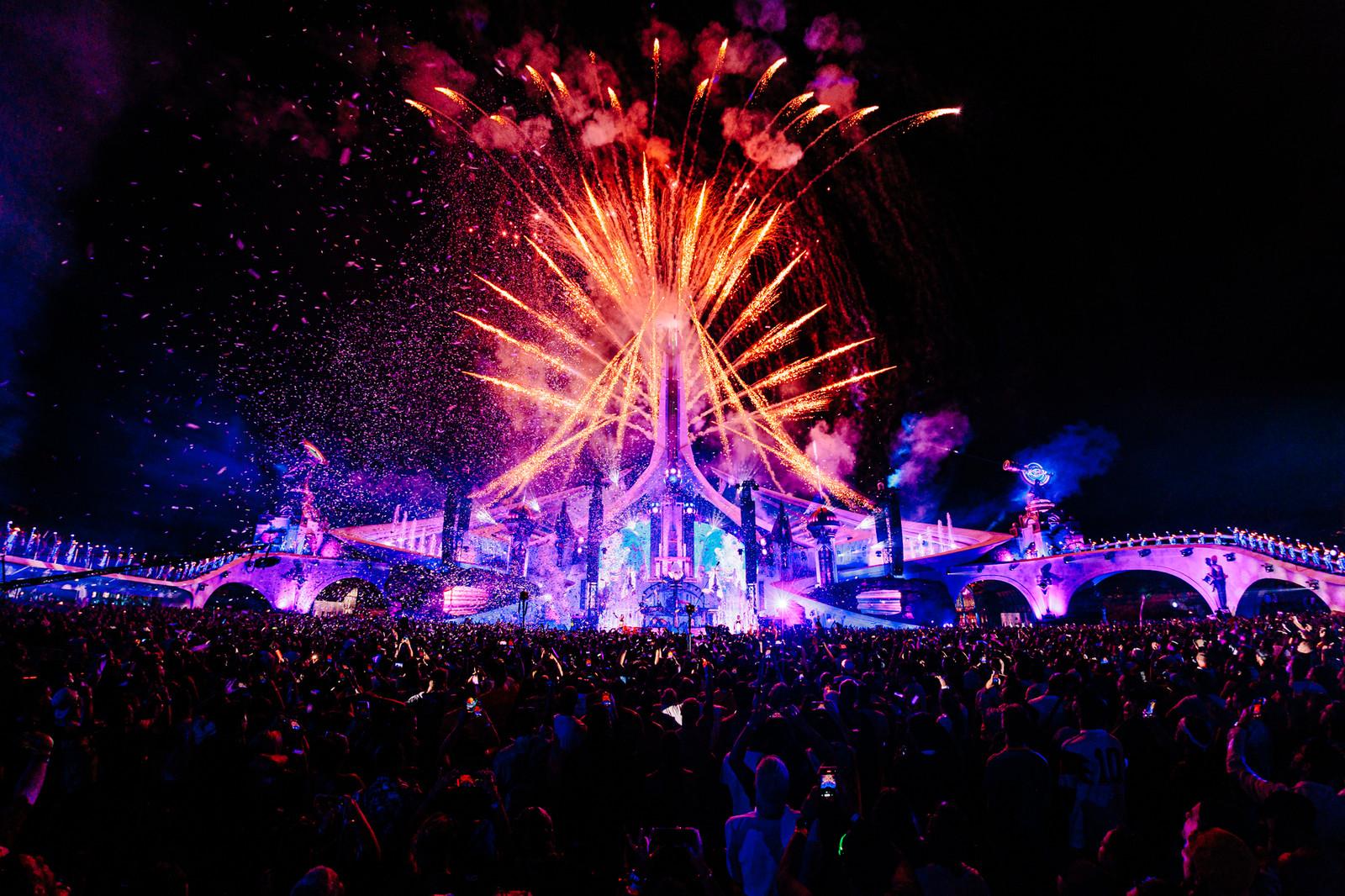 Mainstage de Tomorrowland con fuegos artificiales