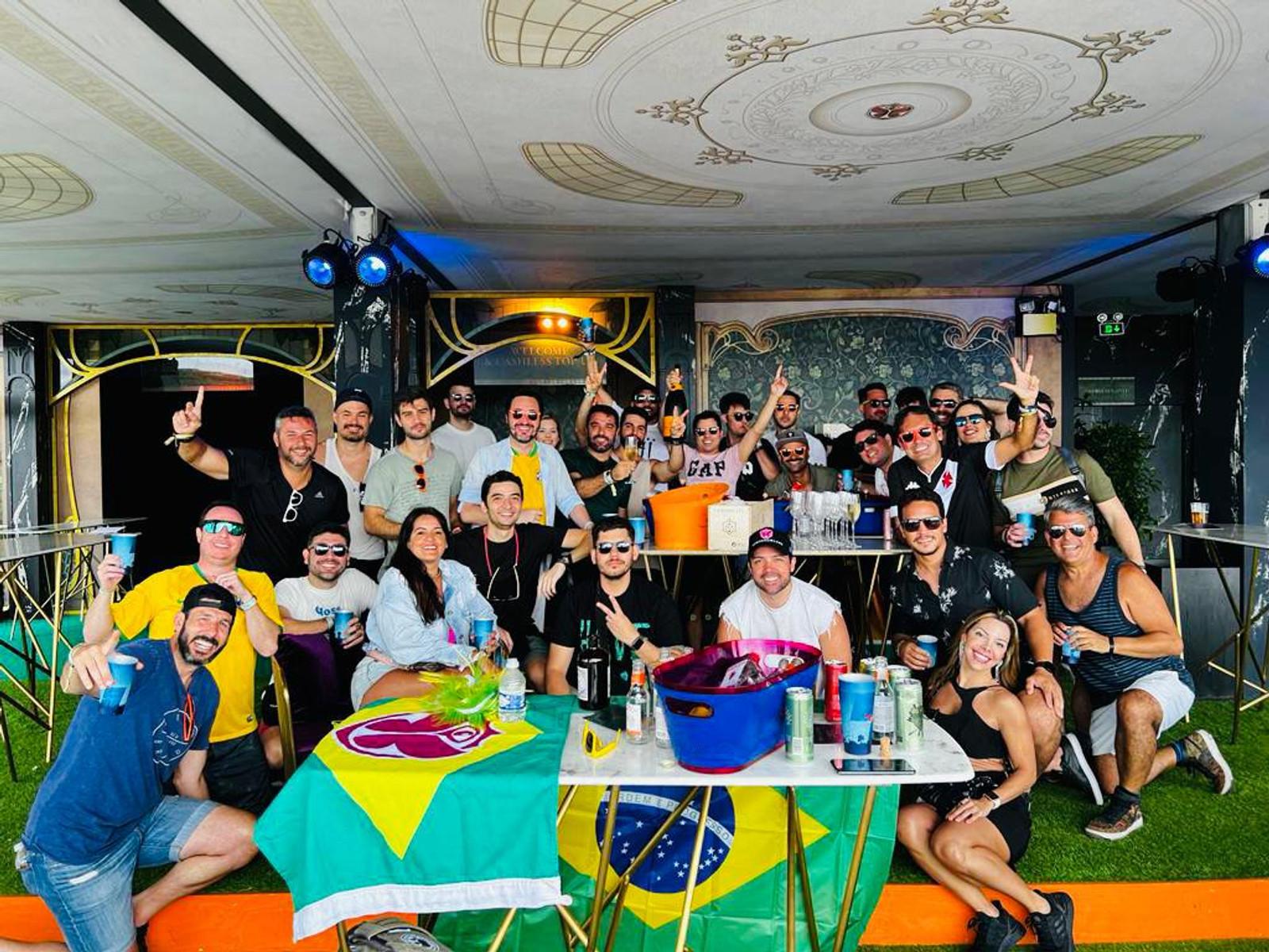 Equipo Inside celebrando con la bandera de Brasil en el lounge